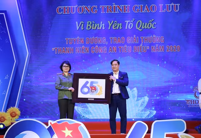 Đại tá Ngô Hoài Thu, Phó Cục trưởng Cục Công tác Đảng và Công tác Chính trị trao bảng lưu niệm tặng Thiếu tướng Lê Văn Thắng, Giám đốc Học viện ANND (ảnh trên) và đại diện Tập đoàn Quốc tế Phượng Hoàng.