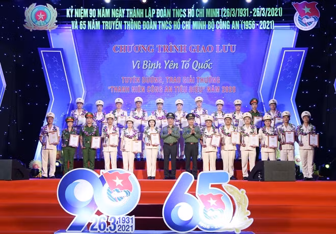 Thứ trưởng Nguyễn Văn Thành và Thiếu tướng Nguyễn Ngọc Toàn trao Giải thưởng “Thanh niên Công an tiêu biểu” năm 2020 cho 23 cá nhân xuất sắc.