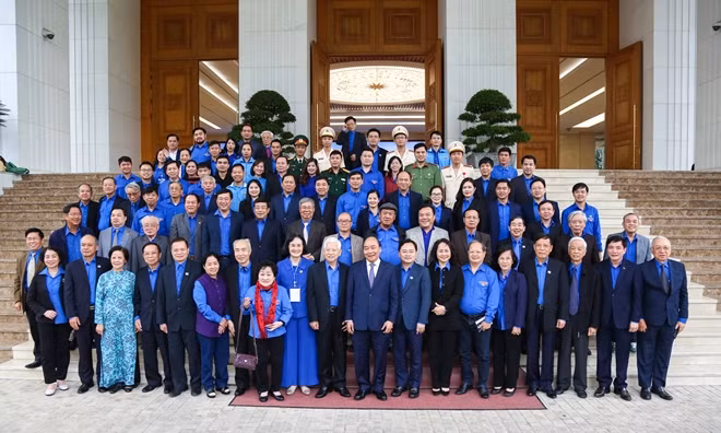Thủ tướng Nguyễn Xuân Phúc và các đại biểu dự buổi gặp mặt.