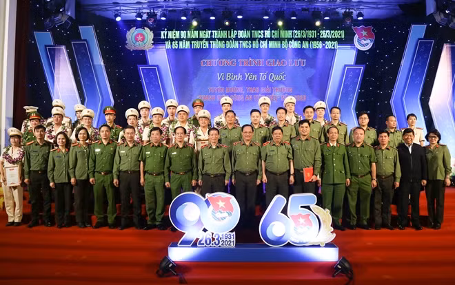 Thứ trưởng Nguyễn Văn Thành và các đại biểu dự chương trình.