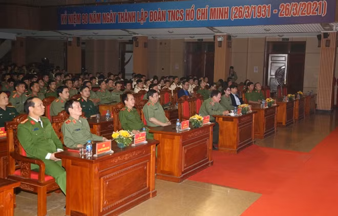 Thứ trưởng Nguyễn Văn Thành và các đại biểu dự chương trình.