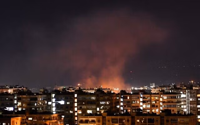 Khói bốc lên sau một vụ không kích của Israel nhằm vào Damascus. Ảnh: Times of Israel Khói bốc lên sau một vụ không kích của Israel nhằm vào Damascus. Ảnh: Times of Israel