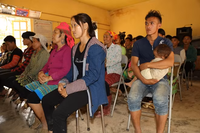 Người dân Pha Đón đến dự buổi lễ.