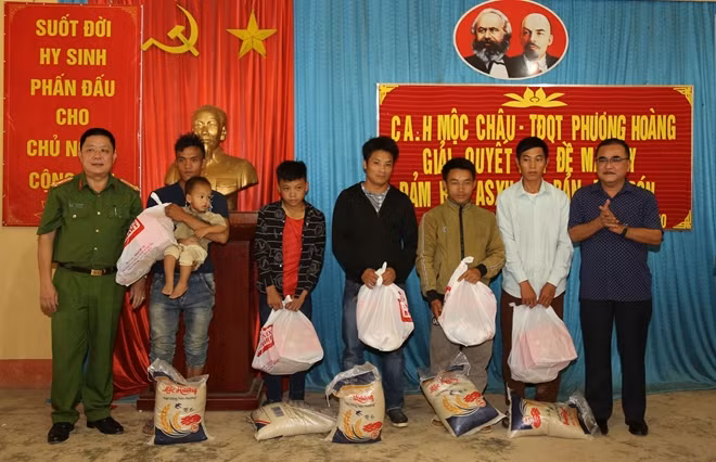 Đại diện Công an Mộc Châu và Tập đoàn Phượng Hoàng tặng quà người dân Pha Đón.