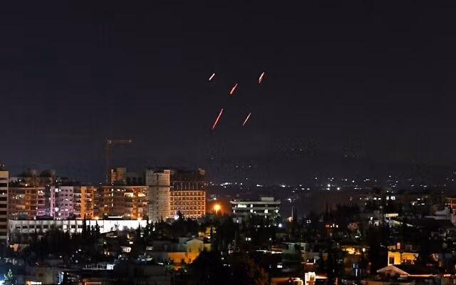 vệt sáng tên lửa trên bầu trời Syria. Ảnh: AP