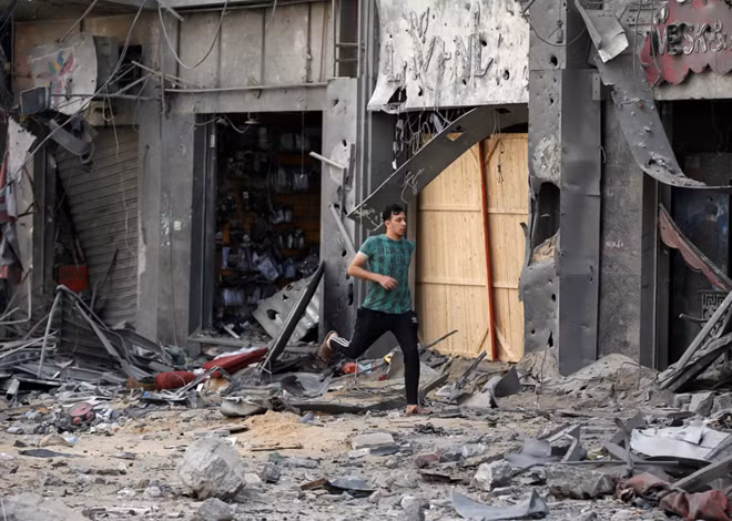 Một số hãng tin nhận định thiệt hại của phía Palestine ở Dải Gaza cao hơn báo cáo. Hình ảnh do truyền thông ghi lại cho thấy các đường phố ở đây bị bao phủ bởi gạch đá từ những toà nhà bị phá huỷ và những đám tang nối đuôi nhau.