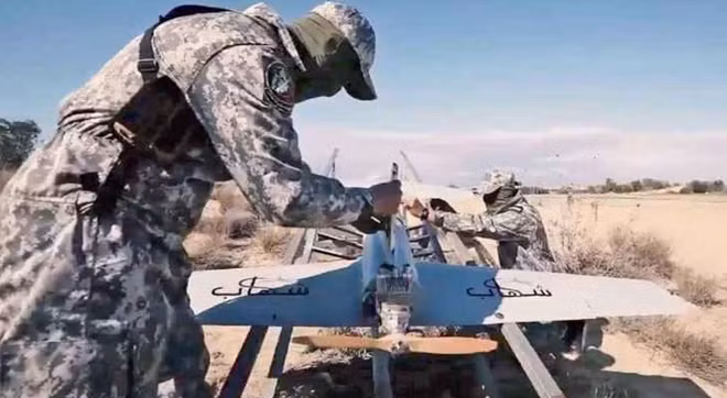 Binh sĩ Hamas triển khai máy bay không người lái. Ảnh: ITN
