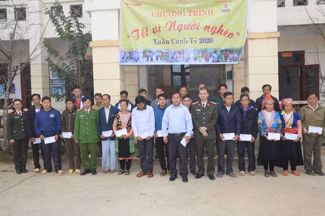 Đoàn Công tác Báo CAND, đại diện Công an tỉnh Lai Châu và chính quyền địa phương trao quà cho người nghèo Tủa Sín Chải.