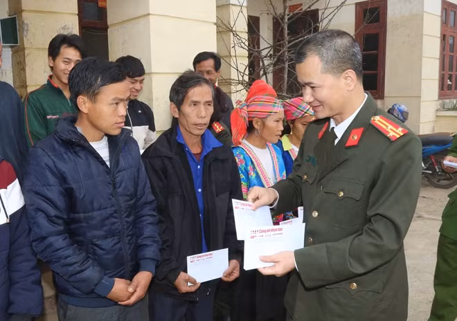 Thượng tá Trần Duy Hiển trao quà cho người dân nghèo Tủa Sín Chải.