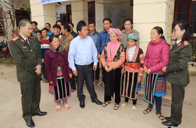 Đại diện Đoàn Công tác Báo CAND trò chuyện thân mật cùng người dân Tủa Sín Chải.
