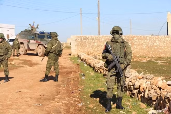 Lính Nga tại một chốt kiểm soát ở Syria. Ảnh: AMN