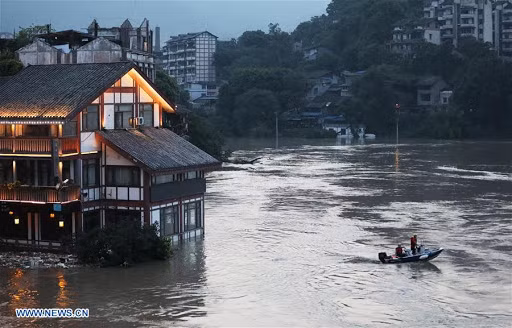 Một thành phố của Trung Quốc ngập trong nước lũ. Ảnh: News.cn