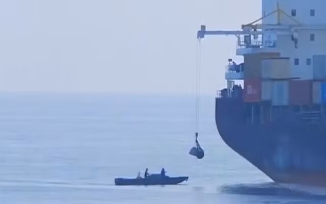 Một tàu chưa rõ lai lịch tiếp cận tàu Saviz trên biển Đỏ. Ảnh: AlArabyia