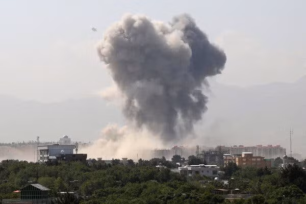 Khói bốc lên từ một vụ nổ ở Afghanistan. Ảnh: ITN