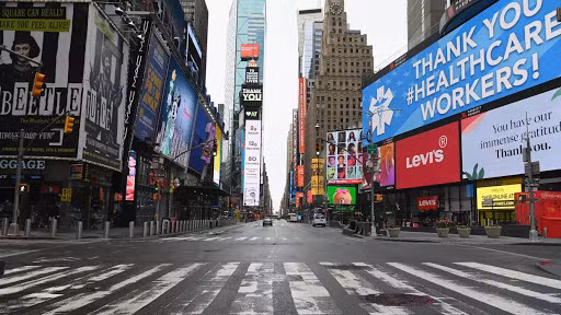 Đường phố New York vắng ngắt người qua lại do COVID-19. Ảnh: Getty Images