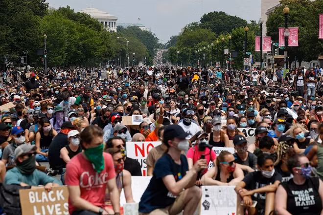 Người biểu tình phủ kín một tuyến đường ở Washington D.C. Ảnh: Getty Images