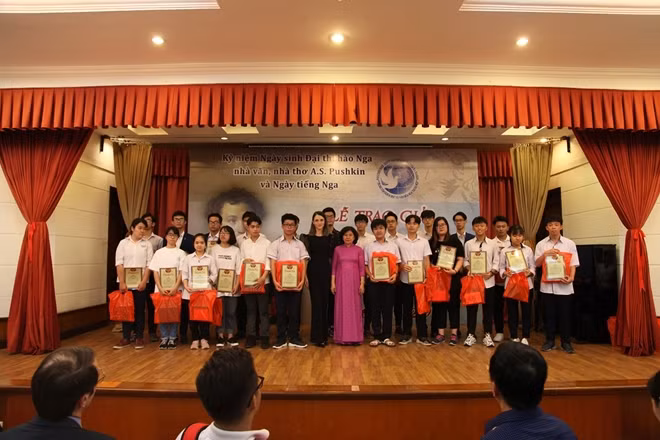 Đại diện Trung tâm KH&VH Nga trao thưởng cho các thí sinh đạt giải.