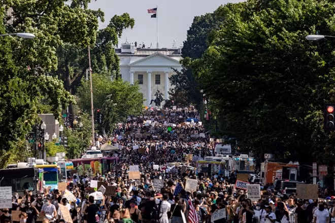 Hàng ngàn người xuống đường ở Washington D.C ngày 6/6. Ảnh: Getty Images
