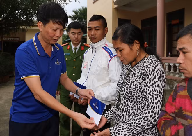 Ông Bùi Văn Tiến, Phó Tổng Giám đốc TMV Ngọc Dung trao quà hỗ trợ bà con Hương Liên.