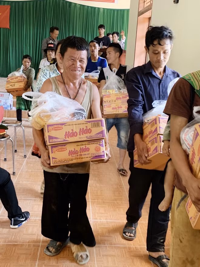 Niềm vui của người dân Pha Đón sau khi nhận quà.