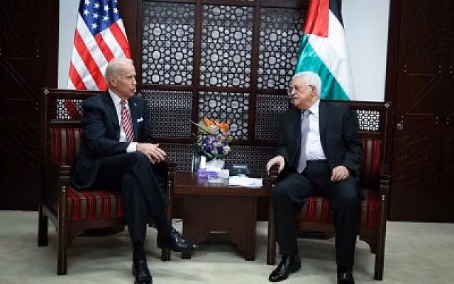 Ông Joe Biden gặp mặt ông Mahmoud Abbas khi còn là Phó Tổng thống Mỹ hồi năm 2016. Ảnh: TOI