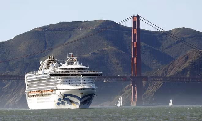 Tàu Grand Princess khi đi qua Cầu Cổng Vàng nổi tiếng ở San Francisco. Ảnh: RT