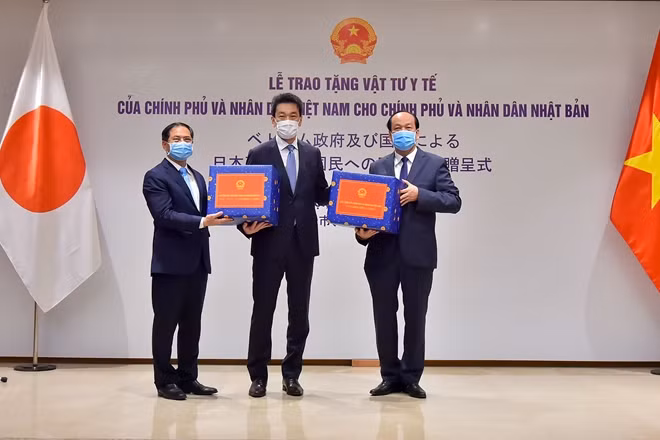 Bộ trưởng, Chủ nhiệm Văn phòng Chính Phủ Mai Tiến Dũng; Thứ trưởng thường trực Bộ Ngoại giao Bùi Thanh Sơn trao vật tư y tế của chính phủ và nhân dân Việt Nam hỗ trợ chính phủ, nhân dân Hoa Kỳ. Ảnh: Bộ Ngoại giao