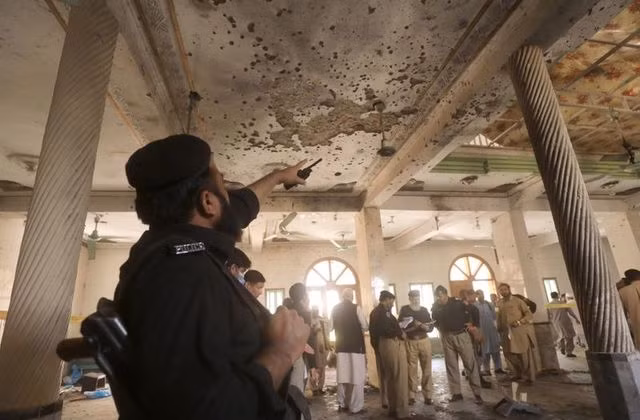 Giới chức Pakistan xuất hiện ở hiện trường vụ đánh bom. Ảnh: Reuters