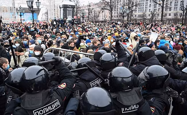 Đám đông biểu tình đụng độ cảnh sát ở Moscow. Ảnh: Getty Images