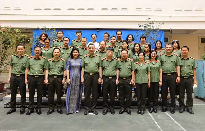 Đại tướng, Bộ trưởng Tô Lâm và các đại biểu với cán bộ, phóng viên Báo CAND.