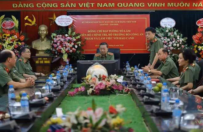Đồng chí Tổng Biên tập Phạm Khải báo cáo với Bộ trưởng Tô Lâm về tình hình công tác của Báo CAND.