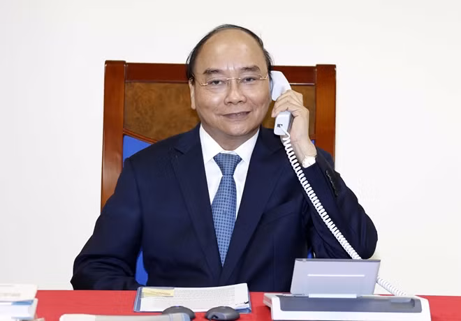 Thủ tướng Nguyễn Xuân Phúc điện đàm với Chủ tịch Ủy ban châu Âu. Ảnh: VGP/Quang Hiếu