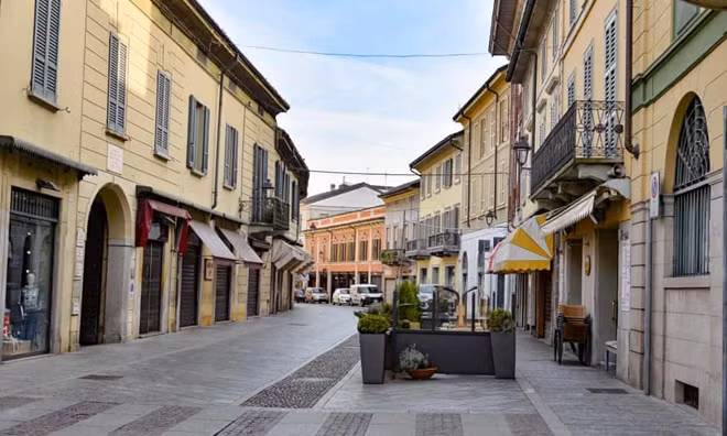 Một thị trấn ở Lombardy vắng ngắt vì Covid-19. Ảnh: ITN