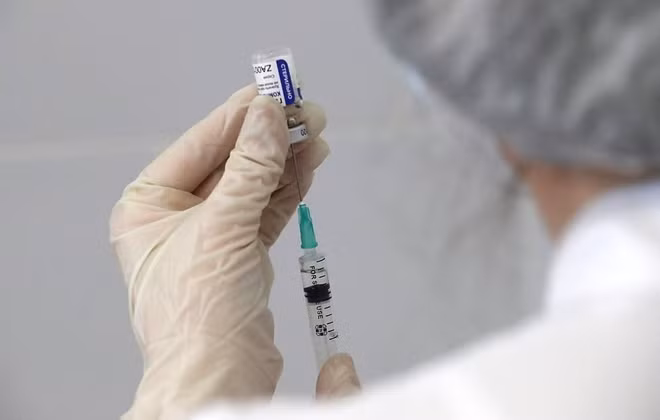 Người Nga được lựa chọn tiêm hai mẫu vaccine là Sputnik V và EpiVacCorona. Ảnh: TASS