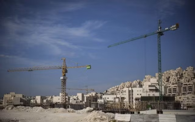 Israel xây dựng khu định cư của người Do Thái ở Bờ Tây. Ảnh: AP Israel xây dựng khu định cư của người Do Thái ở Bờ Tây. Ảnh: AP