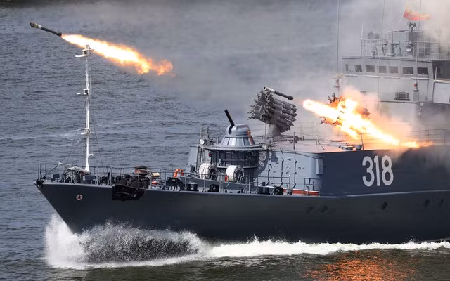 Tàu chiến chống ngầm cỡ nhỏ Aleksin của Hạm đội Baltic Nga khai hoả đạn thật trong cuộc duyệt binh. Con tàu được trang bị hai ụ phóng mìn phản lực do Liên Xô thiết kế để chống tàu ngầm, chống ngư lôi và tàu biệt kích. Tàu cũng được trang bị hệ thống phòng không Manpad, pháo và ngư lôi.