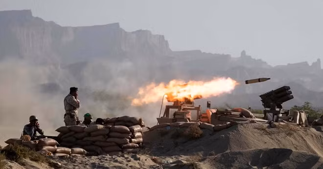 Các binh sĩ khai hoả tên lửa chống tăng. Ảnh: Reuters
