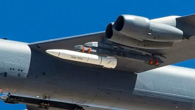 Tên lửa AGM-183A được treo trên cánh máy bay B-52 của Mỹ. Ảnh: ITN