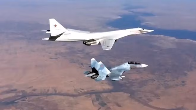 Oanh tạc cơ Tu-160 (trắng) của quân đội Nga. Ảnh: BQP Nga