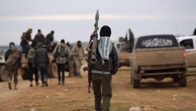 Một tay súng mang theo súng phóng lựu vác vai ở Syria. Ảnh: ITN