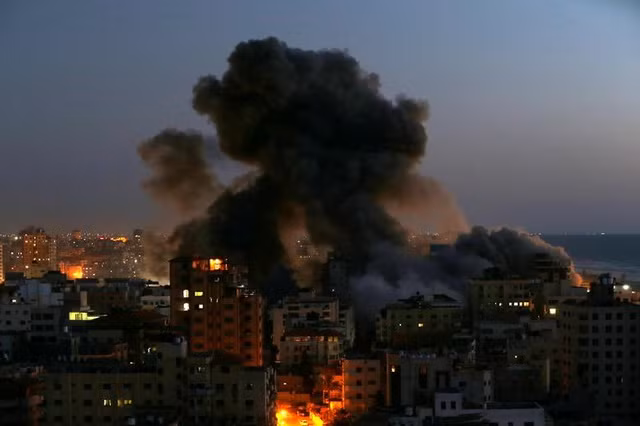 Tên lửa Israel đánh trúng một tòa nhà ở Dải Gaza. Ảnh: Reuters