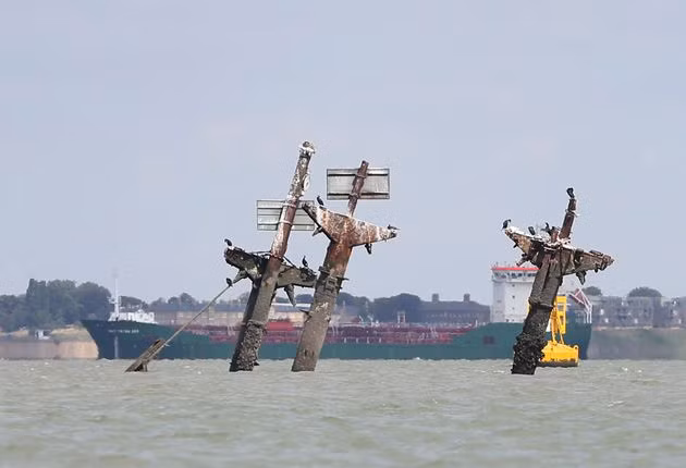 Cột ăng ten của tàu Richard Montgomery trồi lên trên mặt nước. Ảnh: ITN