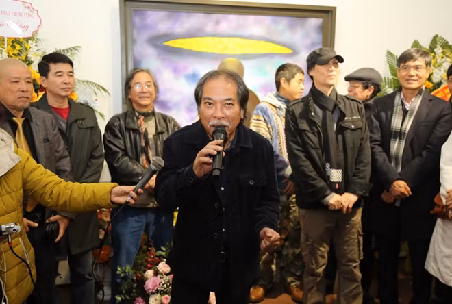 Nhà thơ Nguyễn Quang Thiều chia sẻ về triển lãm tranh cá nhân của ông tại lễ khai mạc: "Tôi không phải là họa sỹ mà chỉ là kẻ bị màu sắc thống trị".