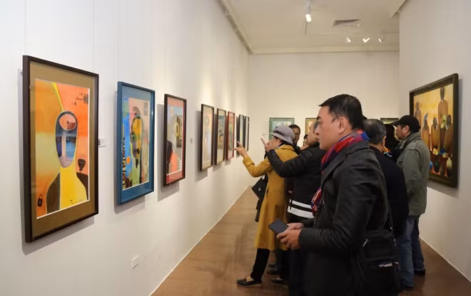 Người thổi sáo mù, màu vàng, những con chim hay chiếc bình gốm... là hình tượng thường được nhà thơ Nguyễn Quang Thiều lựa chọn.