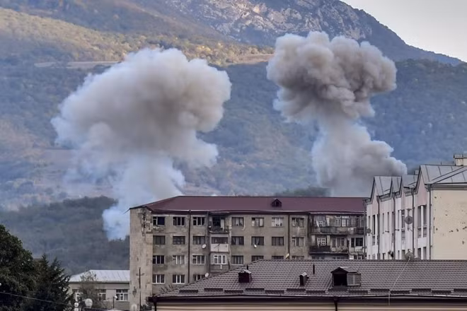 Khói bốc lên từ một thị trấn ở Nagorno-Karabakh sau khi trúng pháo. Ảnh: ITN