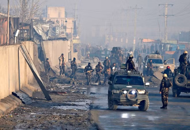 Lực lượng an ninh Afghanistan làm nhiệm vụ tại hiện trường một vụ tấn công. Ảnh: Reuters