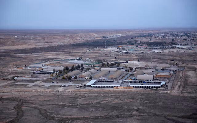 Bên ngoài căn cứ Ain al-Asad ở Iraq. Ảnh: AP Bên ngoài căn cứ Ain al-Asad ở Iraq. Ảnh: AP