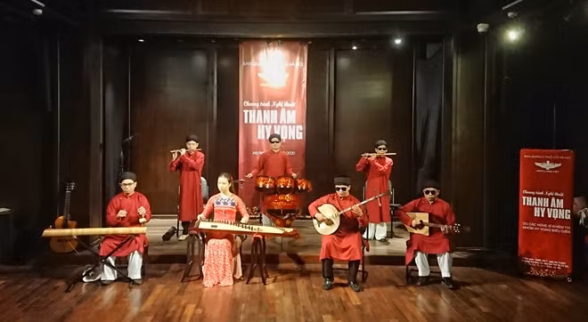 Các nghệ sĩ Nhóm Hy Vọng biểu diễn trong chương trình.