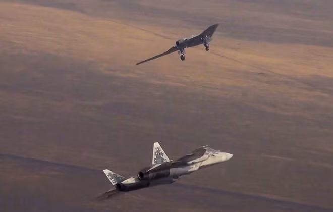 Su-57 bay cùng Okhotnik. Ảnh: TASS
