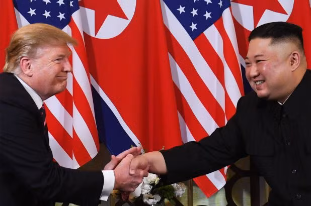 Ông Trump bắt tay ông Kim trong cuộc gặp hồi tháng 2 ở Hà Nội. Ảnh: Getty Images